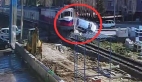 Yolcu treni otomobile çarptı: 2 ölü